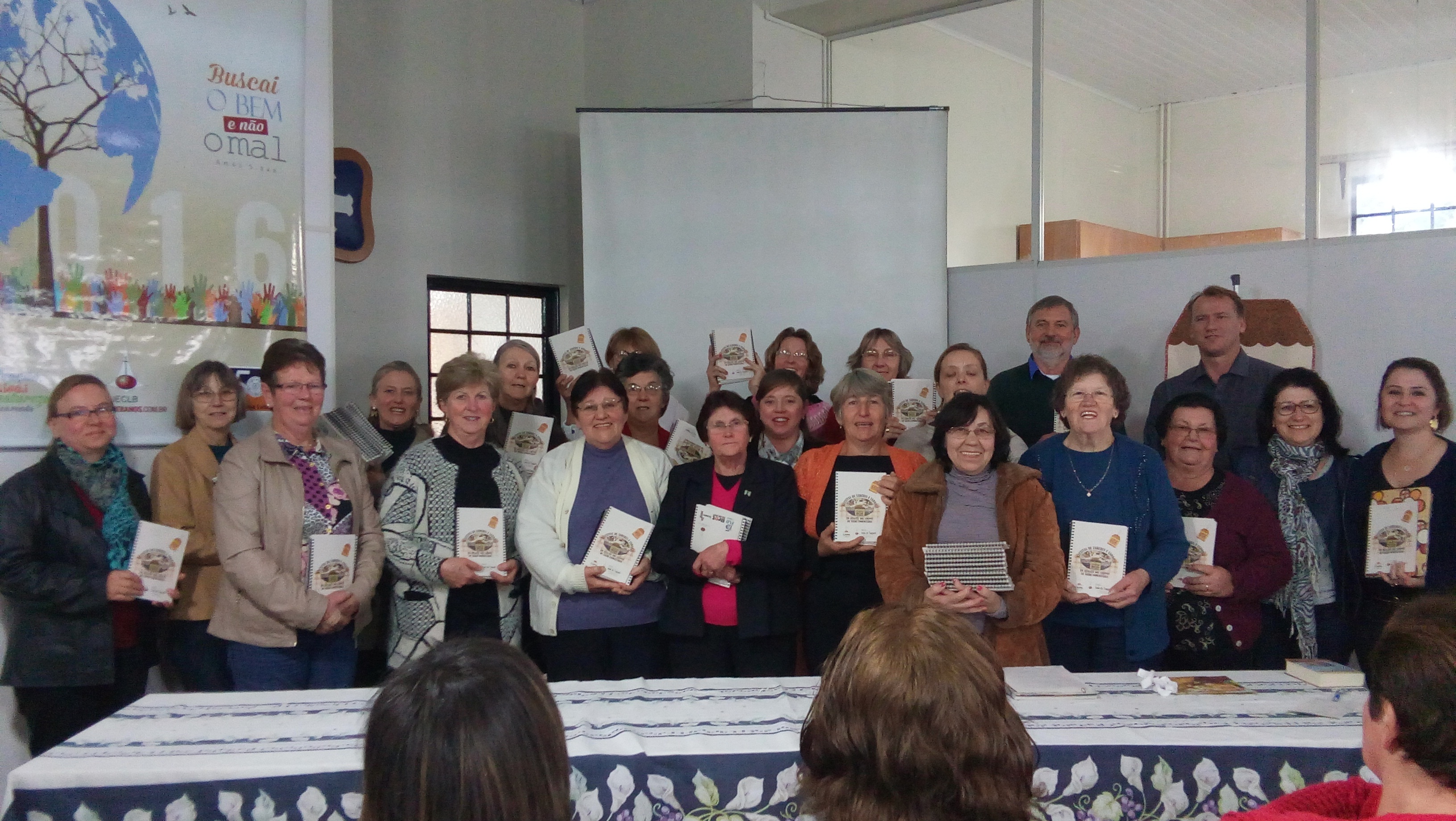 Lancamento da cartilha de receitas no encontro de saude comunitaria.jpg